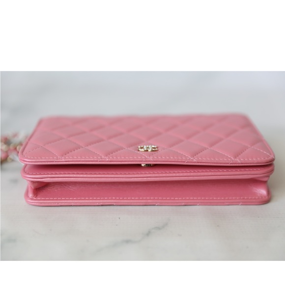 NWT CHANEL wallet on chain in iridescent pink with gold hardware - Picture 6 of 15